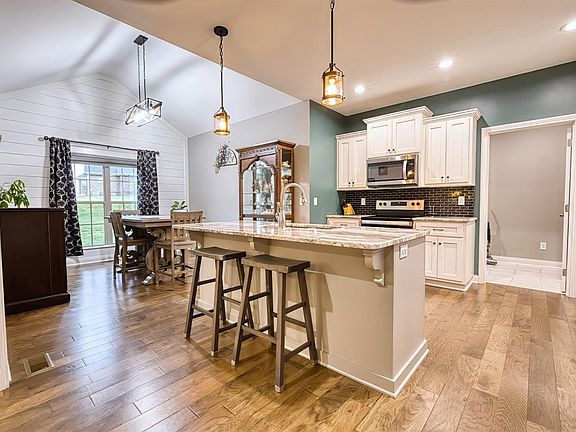 4th image of 571 Kempton Ln