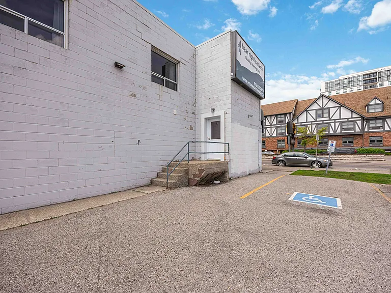 270 Christina St N #2 — Photo 15