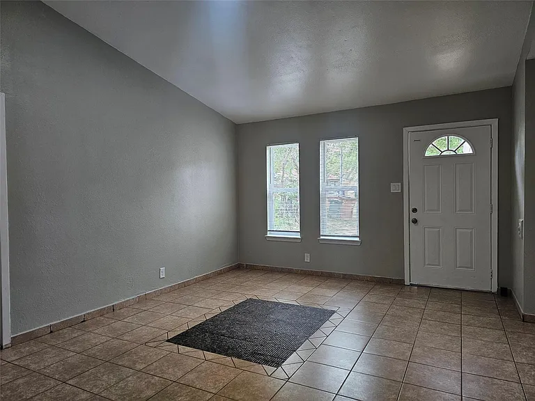 1305 Bonnie Brae St #B — Photo 3