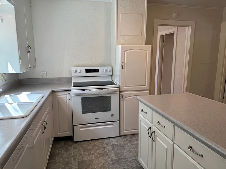 740 W 23rd Ave — Photo 16