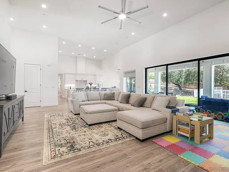 655 Hamilton Ln — Photo 7