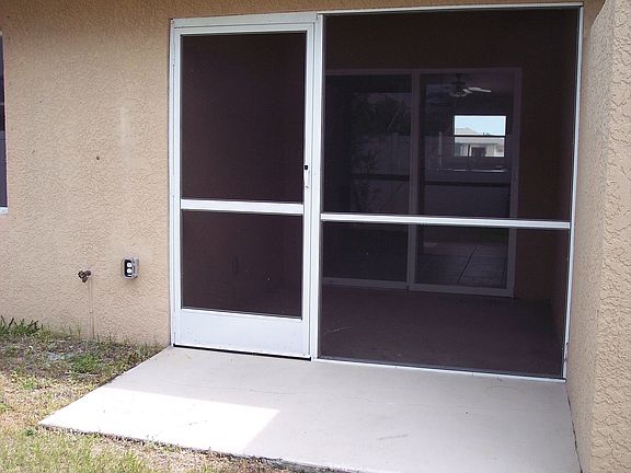 4th image of 927 SE 14th Ter APT 4