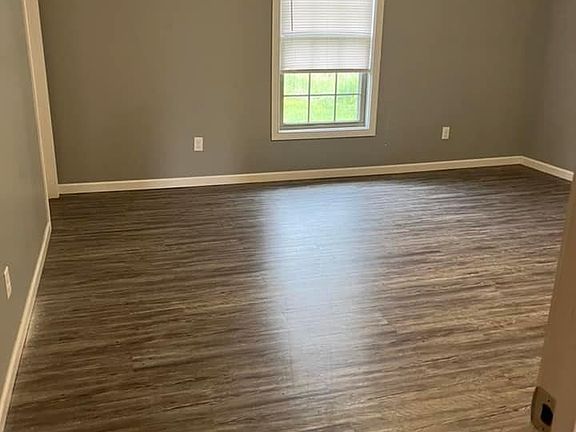 4th image of 102 Wood Ln