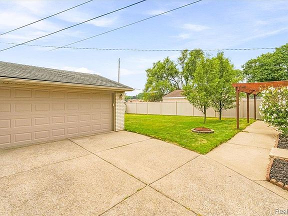 5th image of 36629 Gilchrist St