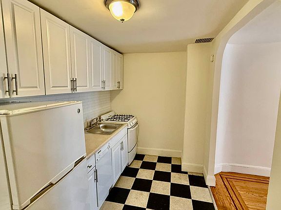 3rd image of 211 W 16th St Unit 1B