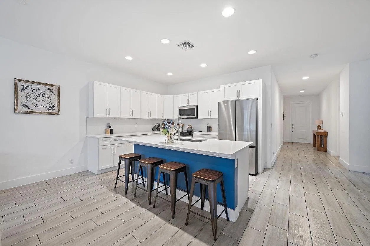4 bed, 2.0 bath, 1708 sqft, $4,200 — Photo 3