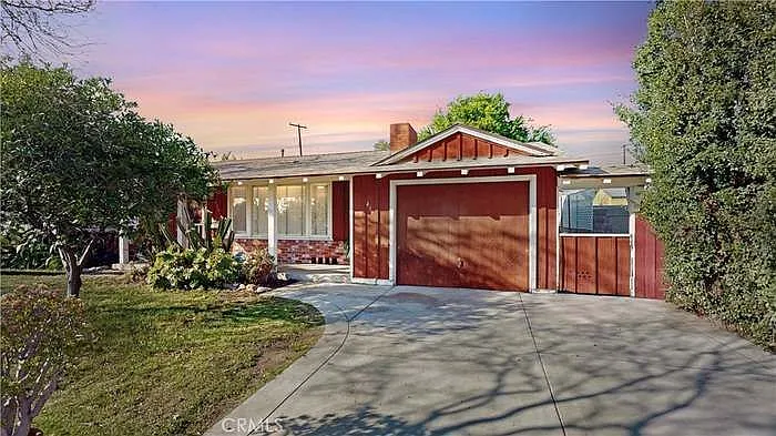 439 Stanford Dr — Photo 1