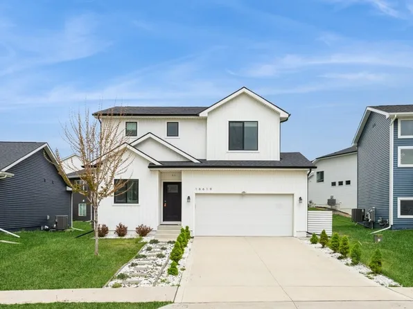 16619 Oakwood Dr, Urbandale, IA 50323