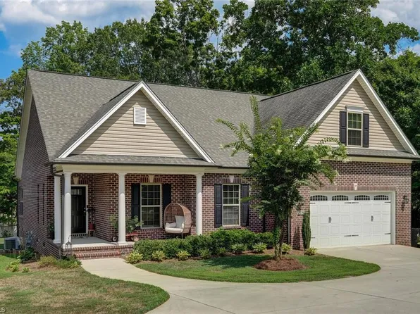 208 Guilford Rd, Jamestown, NC 27282