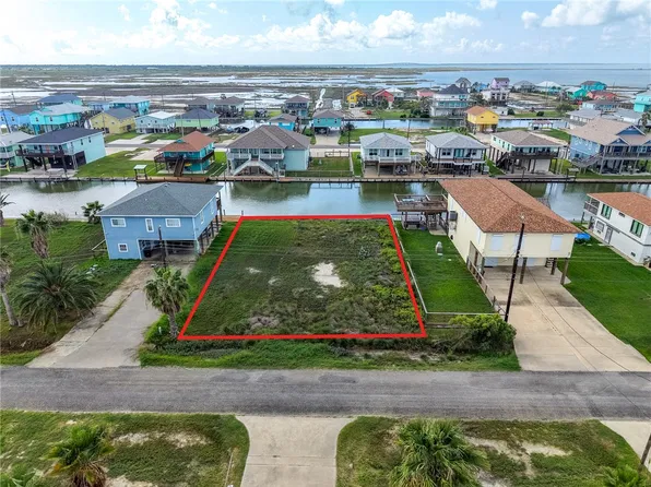 177 Sailfish Dr, Rockport, TX 78382