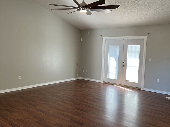 3rd image of 160 Nicole Ln