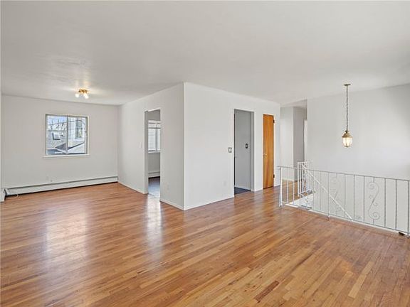 4th image of 370 Bayville Ave