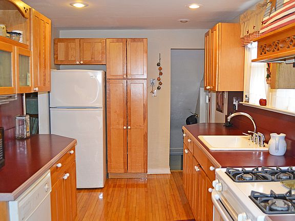4th image of 63 Cypress St