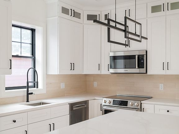 3rd image of 387 Norfolk St #2