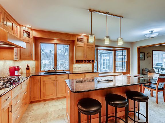 2nd image of 27W211 Waterford Dr