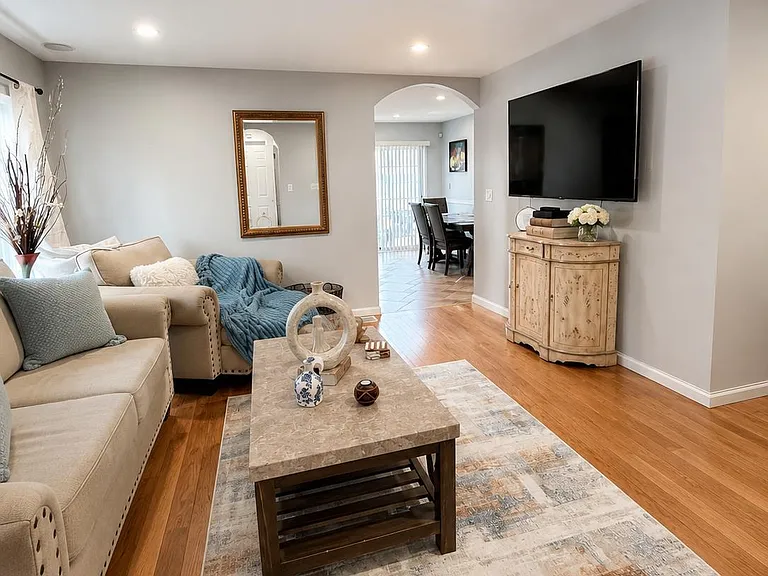 346 Thomas St — Photo 2