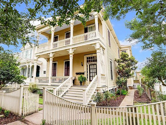 Front and west view of 1823 Sealy. Sidewalk to the right goes to a side door of a downstairs apartment that can be easily incorporated into the house.