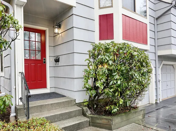 161 Treetop Cir #161, Nanuet, NY 10954
