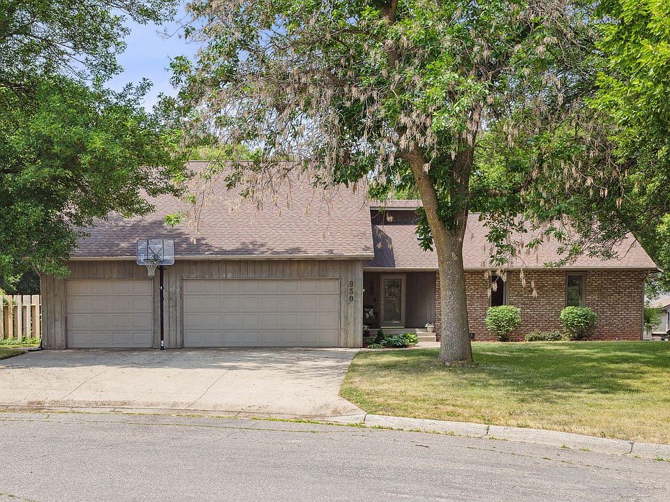 1st image of 930 Cotter Pl NE