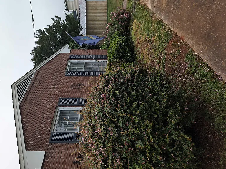 305 E Harden St — Photo 2