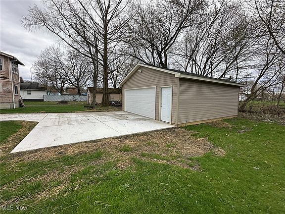 3rd image of 741 Sherwood Ave