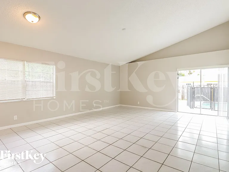 7701 SW 7th Ct — Photo 3