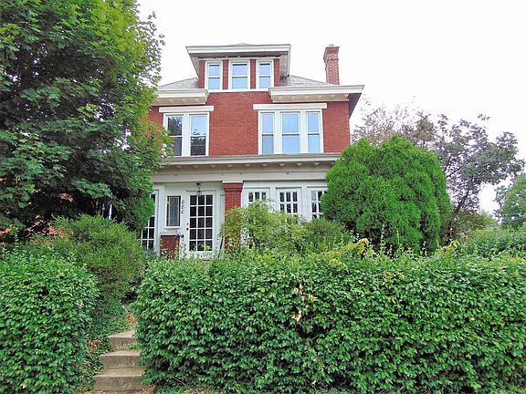 3rd image of 880 S Champion Ave
