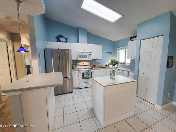 3rd image of 29 ROYAL OAK Drive