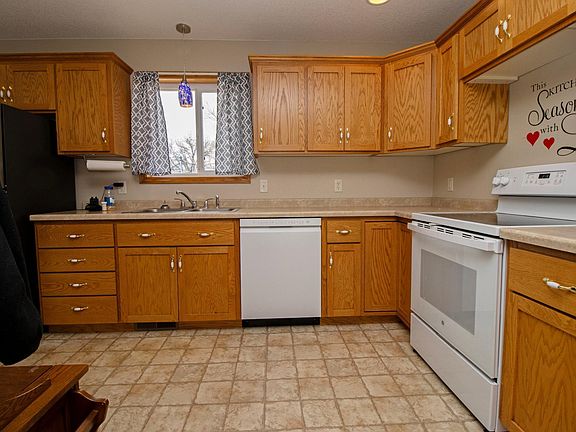 4th image of 1120 Coakley St