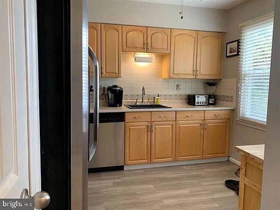 3rd image of 2047 Mayflower Dr