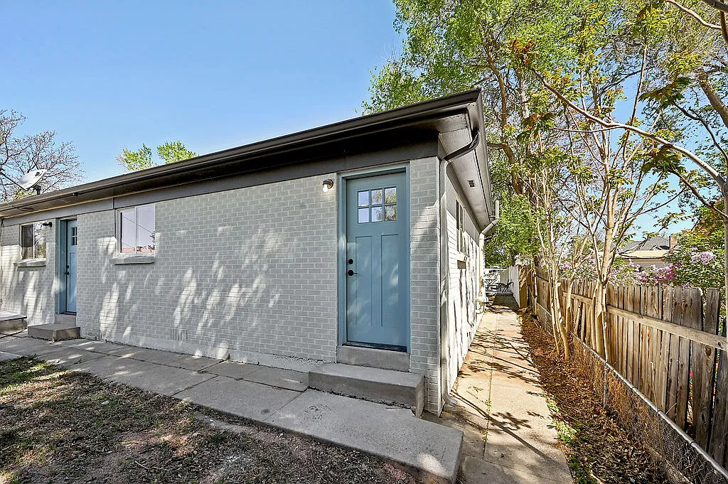 2 bed, 850 sqft, $2,200 — Photo 2
