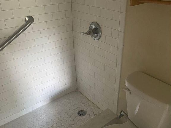3rd image of 420 W Park Ave