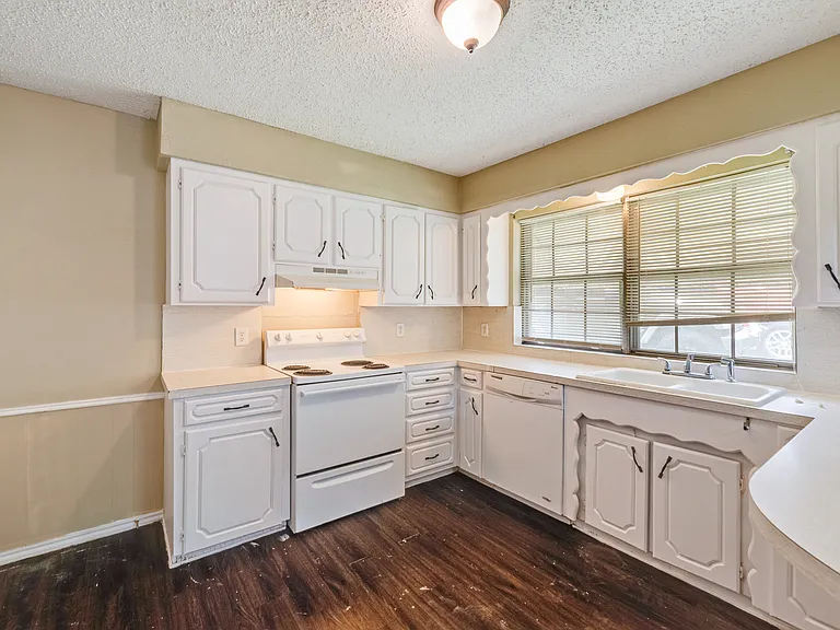 512 E Willow Ln — Photo 18