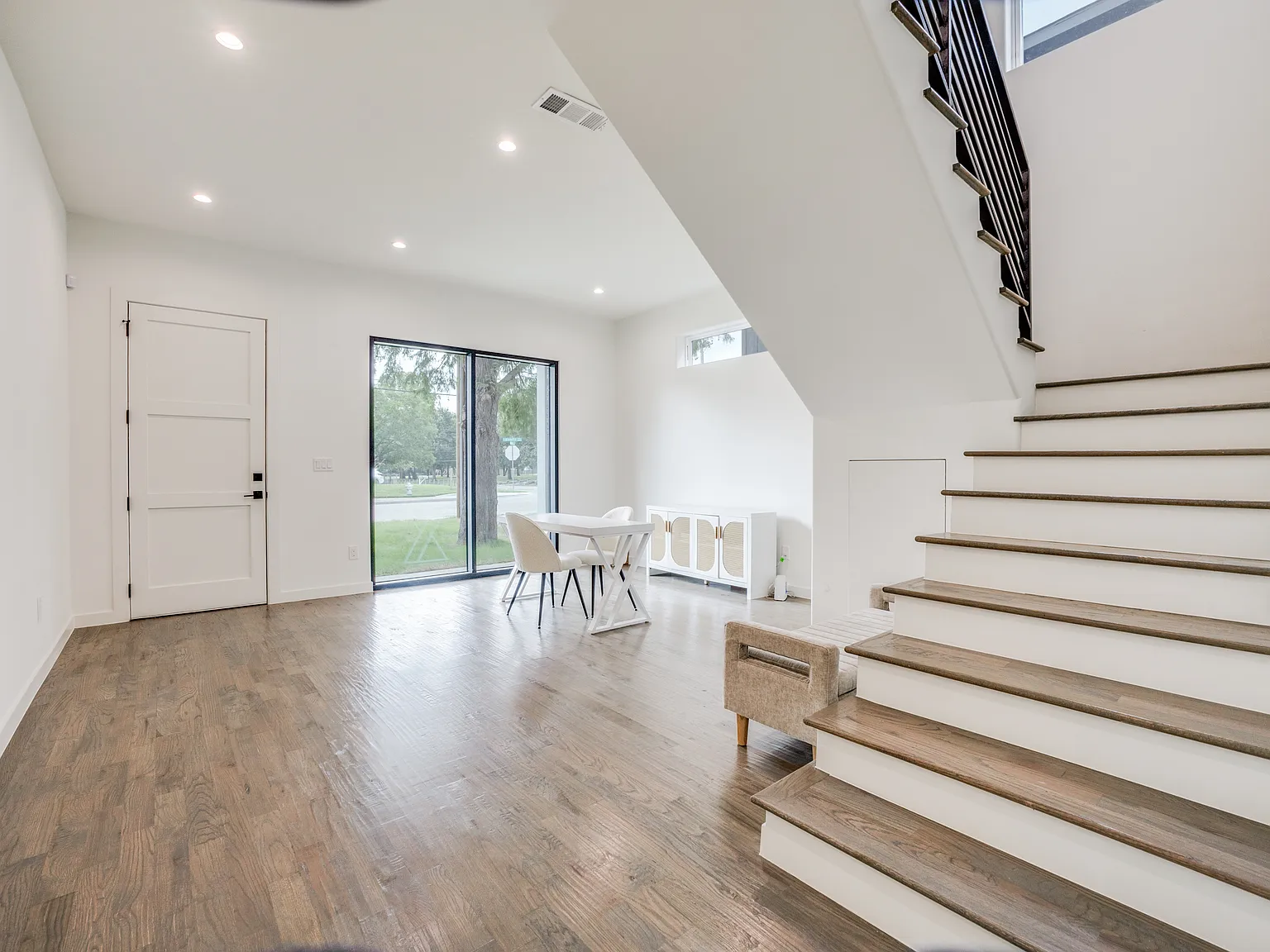 4 bed, 2700 sqft, $4,700 — Photo 2