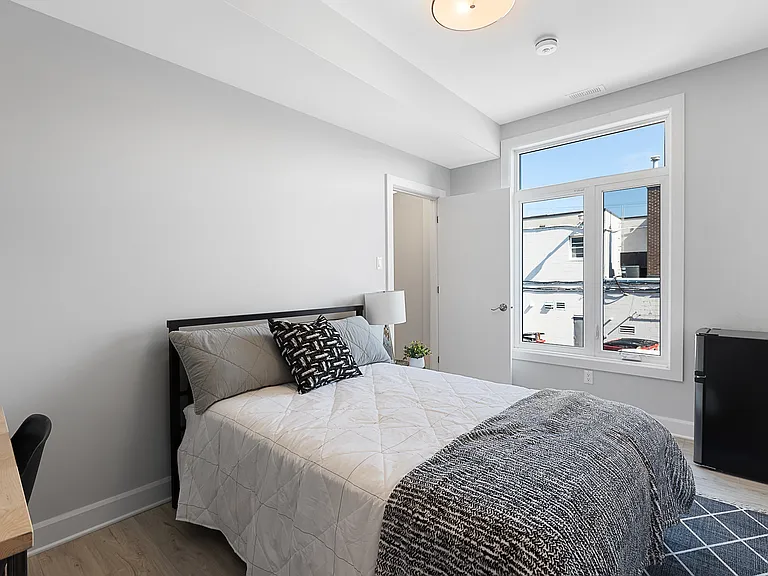 240 Blackburn Ave — Photo 18