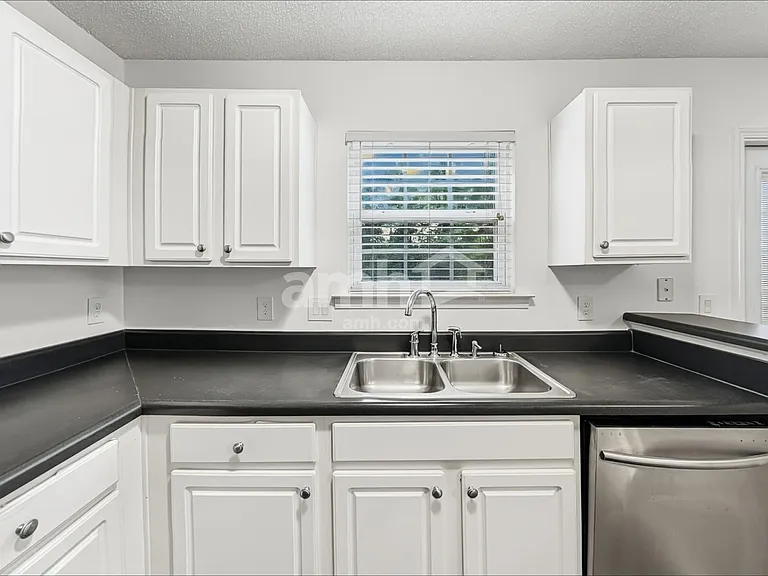 8836 Laurel Run Dr — Photo 3