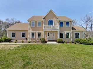 42 Hannah Ln, New Windsor, NY 12553