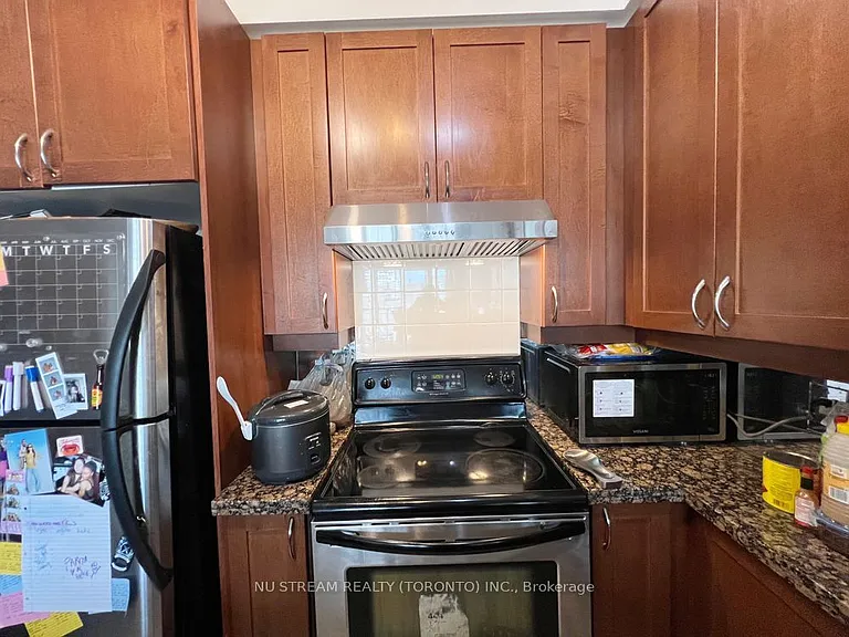 39 Upper Duke Cres #423 — Photo 6