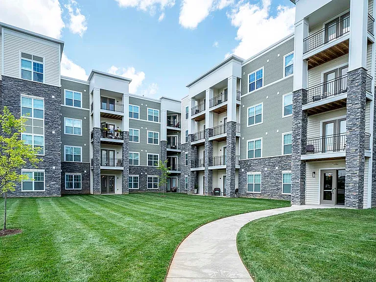 Waterstone at Hamburg Apartments — Photo 16