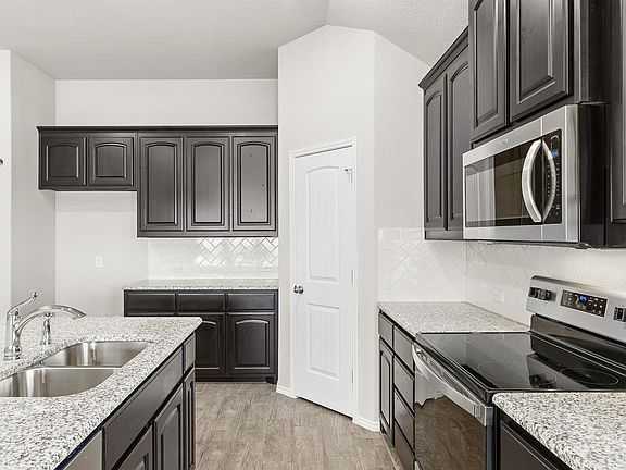 5th image of 621 Begonia Dr