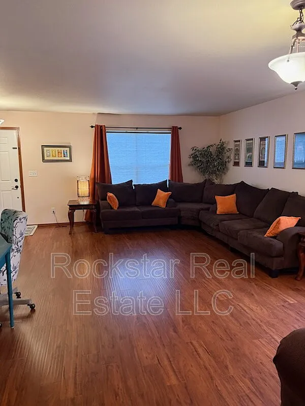 3 bed, 2.5 bath, 2767 sqft, $2,800 — Photo 4