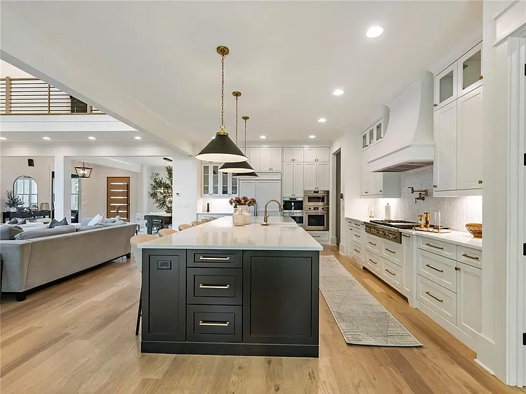 566 Versailles Dr — Photo 22