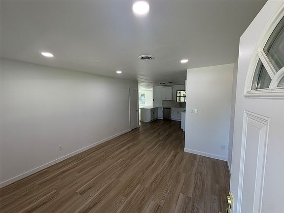 5th image of 5905 Walraven Cir
