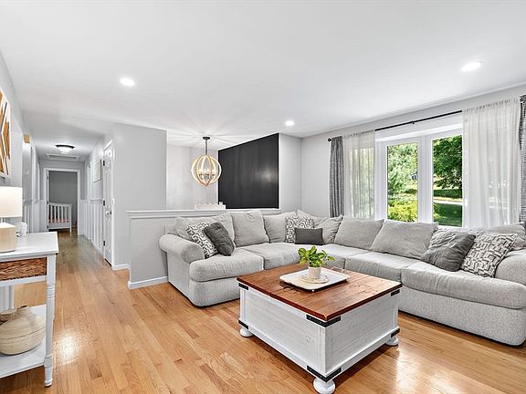 5th image of 26 Fleetwood Dr