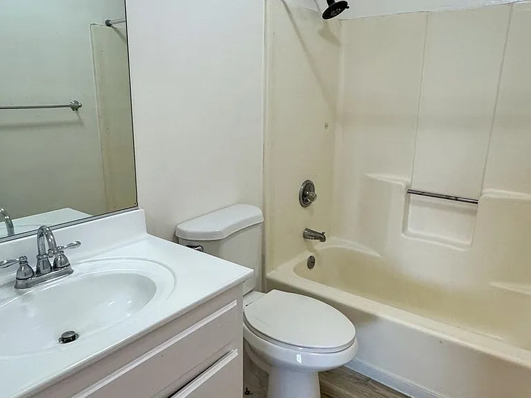 1009 E 2nd St #C — Photo 15