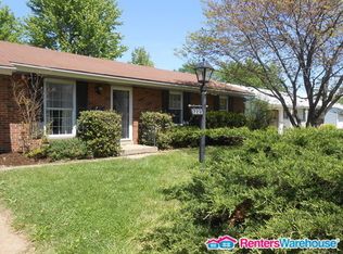 1225 Fox Run Dr, Florissant, MO 63033