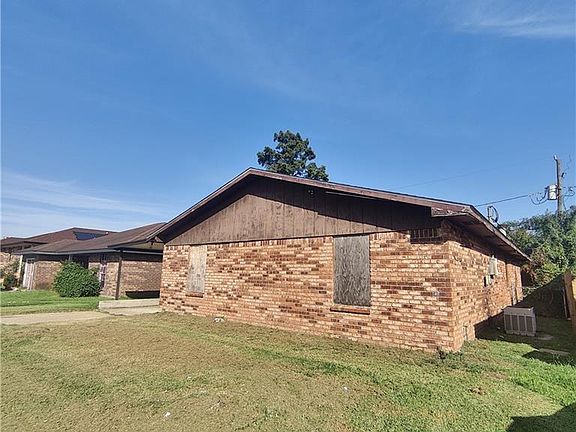 4th image of 2444 Williamsburg Dr