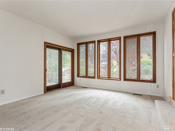 3rd image of 4452 Meadow Pl SE