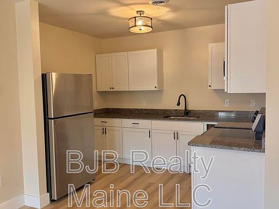 3rd image of 156 Woodford St #6