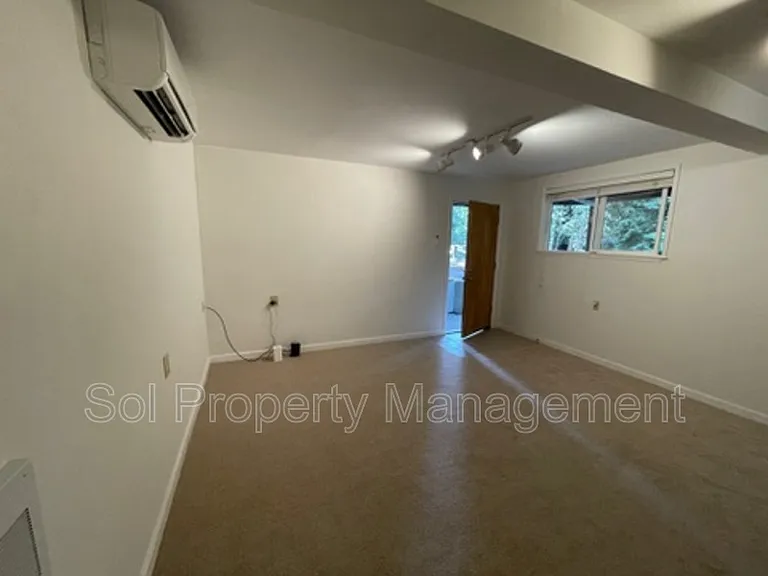 175 S Redwood Dr — Photo 16